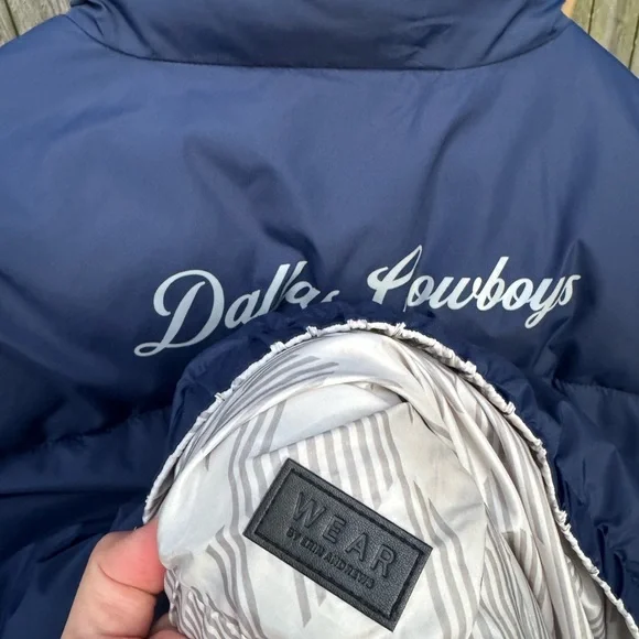 🏈Women’s WEAR by Erin Andrew’s Navy White Dallas Cowboys Reversible Cropped Full - Picture 4 of 8